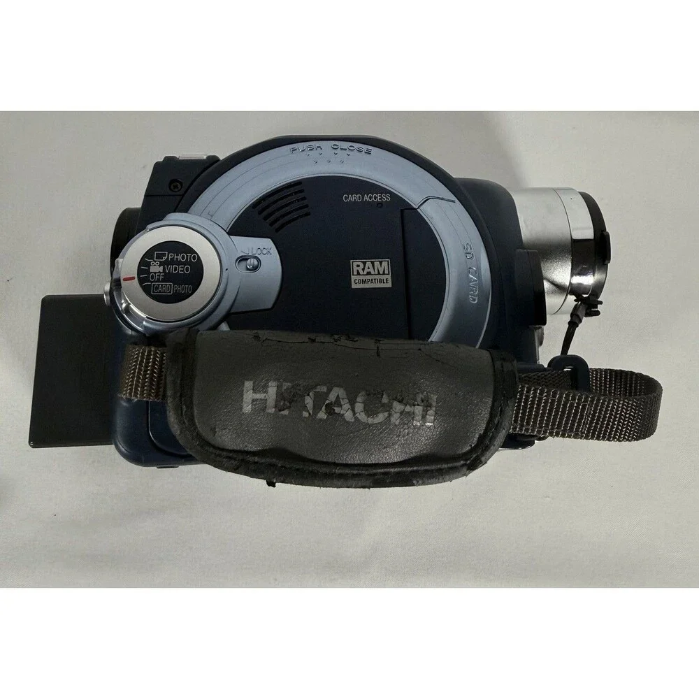 Hitachi DVDCAM DZ-MV550A Camcorder 18x Optical Zoom DVD-RAM SD Card w/ Accessor…